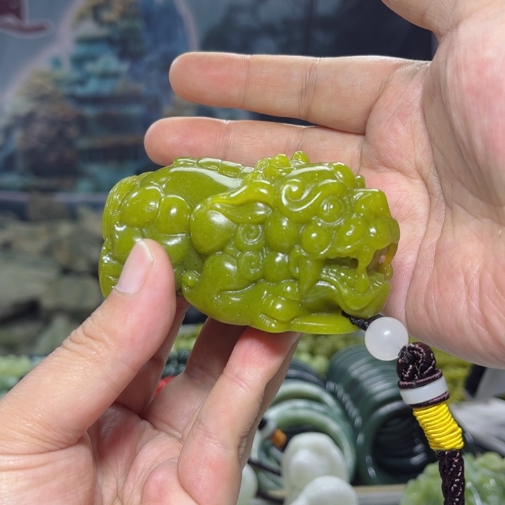 蛇纹石玉手把件未镶嵌朱*。