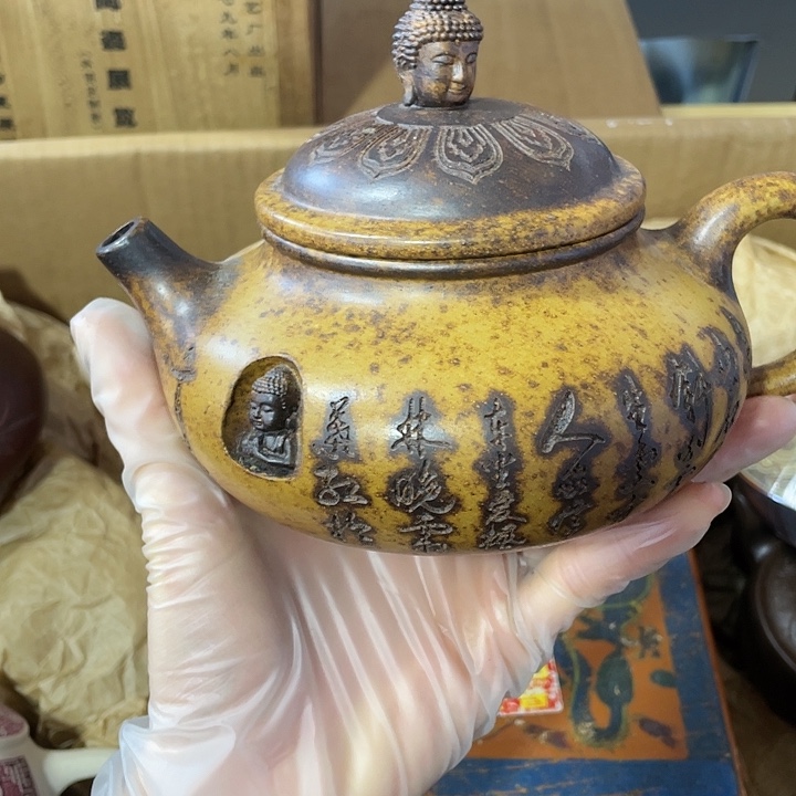 紫砂茶壶原矿泥料，纯手工制作的一把紫砂壶。