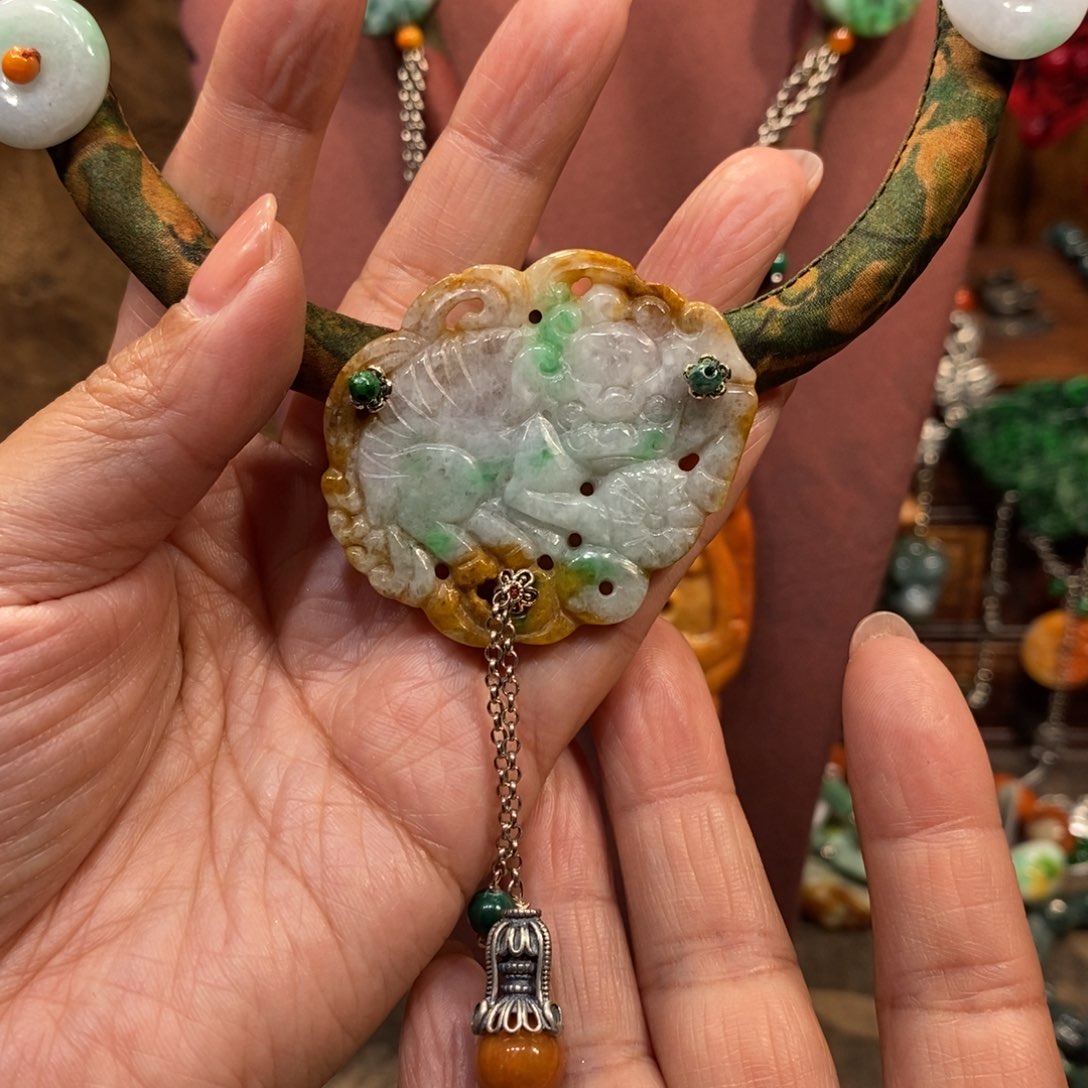 翡翠吊坠(赠链)未镶嵌