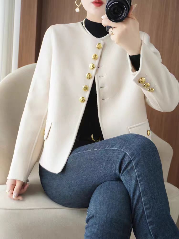 秋冬新款大衣女圆领短款正肩排金扣气质小香风外套