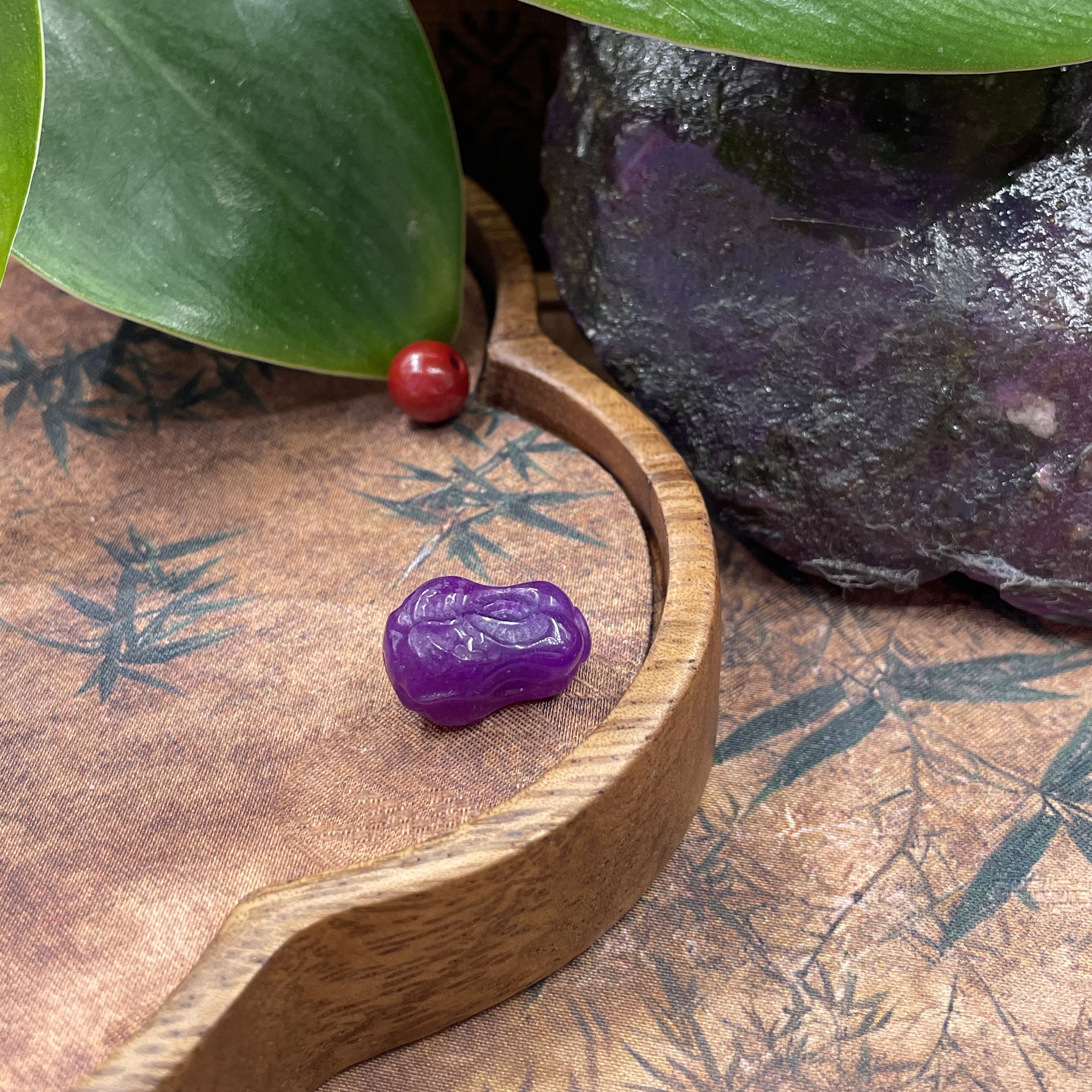 含辰砂工艺品【繁花珠宝甄选】含辰砂工艺品酱紫玉化白菜HX135