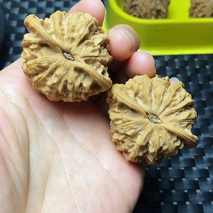 文玩核桃吊坠金牛