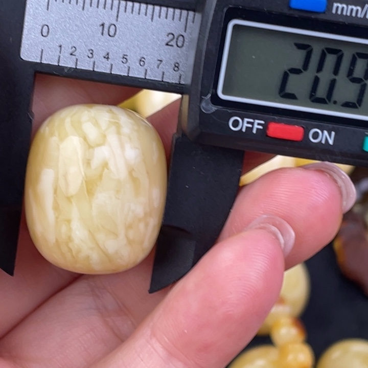 蜜蜡未镶嵌裸石792微瑕