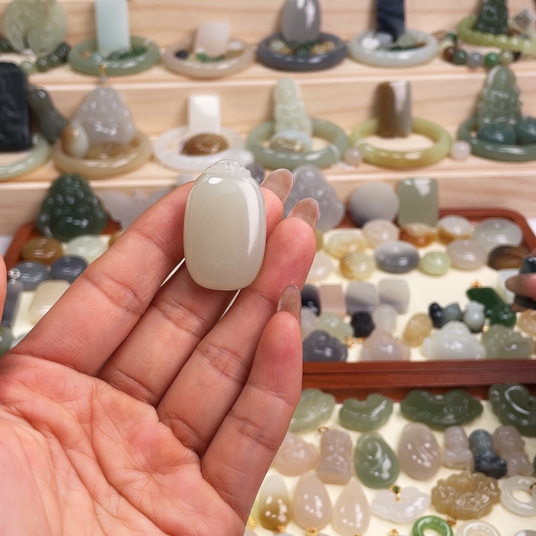 和田玉未镶嵌吊坠(赠链)