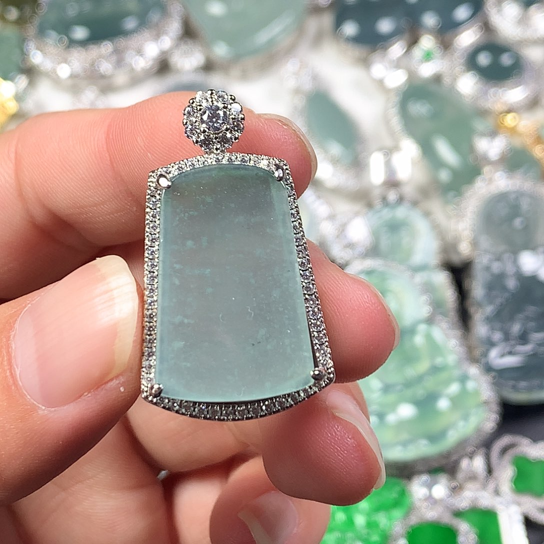 翡翠未镶嵌颈饰无事牌