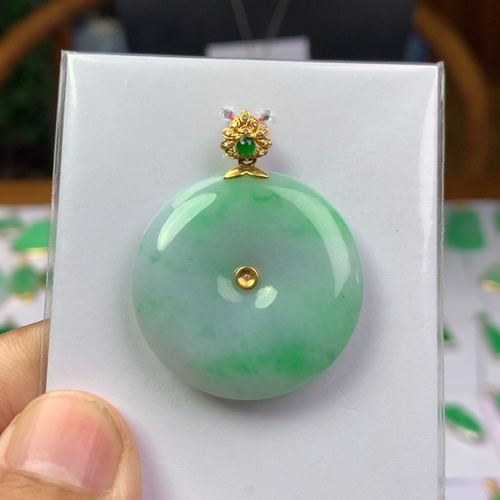 颈饰18K金镶嵌翡翠