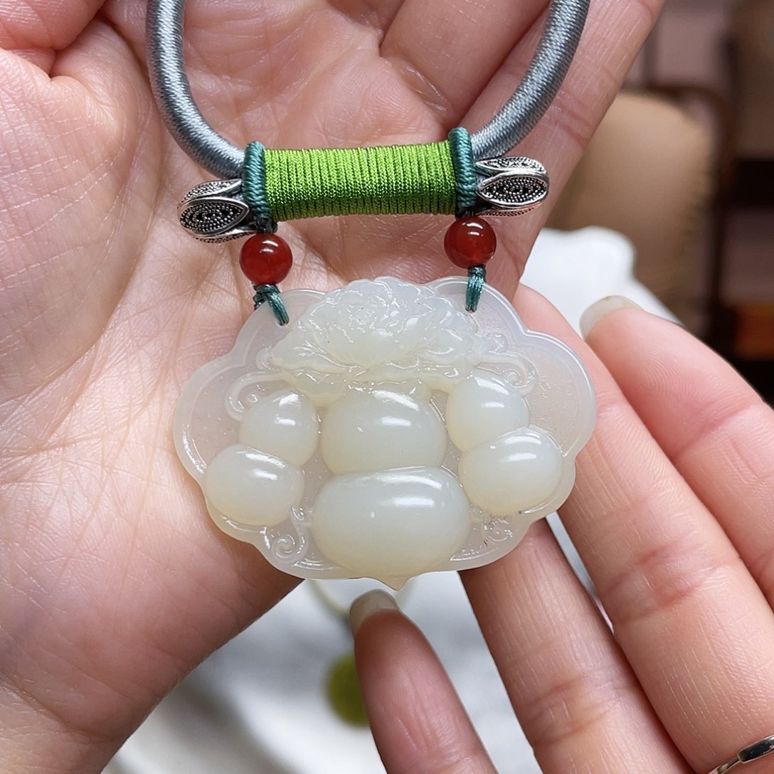 蛇纹石玉颈饰未镶嵌