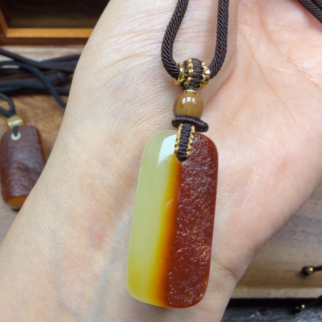 琥珀未镶嵌吊坠(赠链)