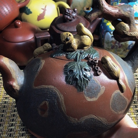 紫砂茶壶原矿泥料手工制作的紫砂壶。