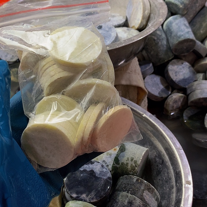 蛇纹石玉珠宝半成品未镶嵌