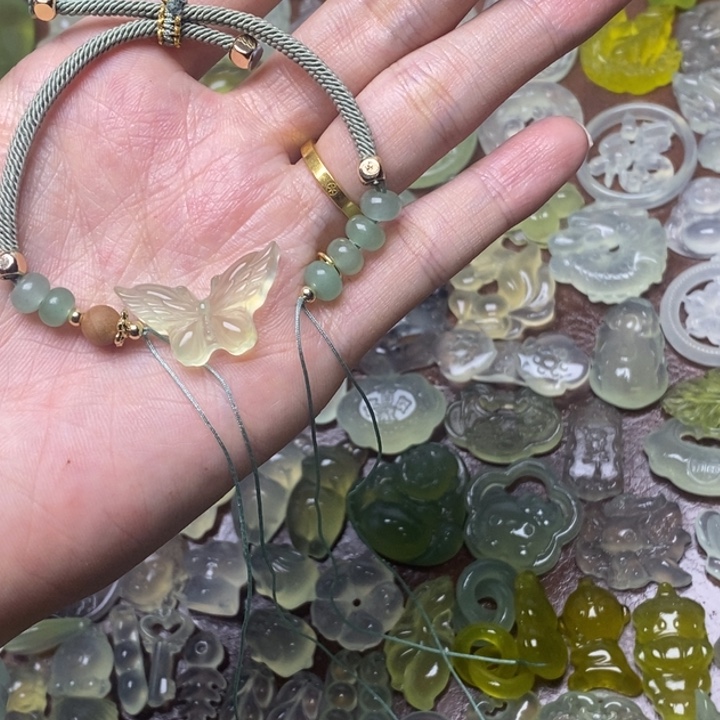 蛇纹石玉未镶嵌颈饰