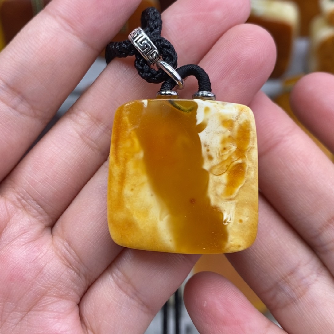 琥珀吊坠(赠链)未镶嵌