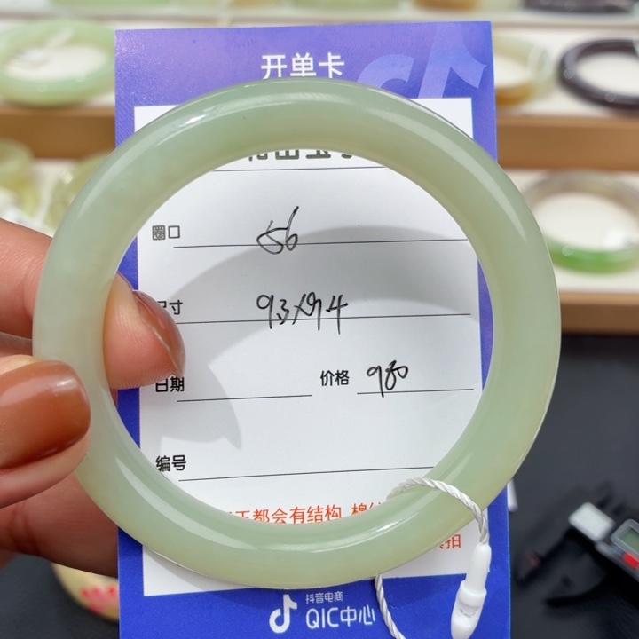 一****和田玉未镶嵌手镯