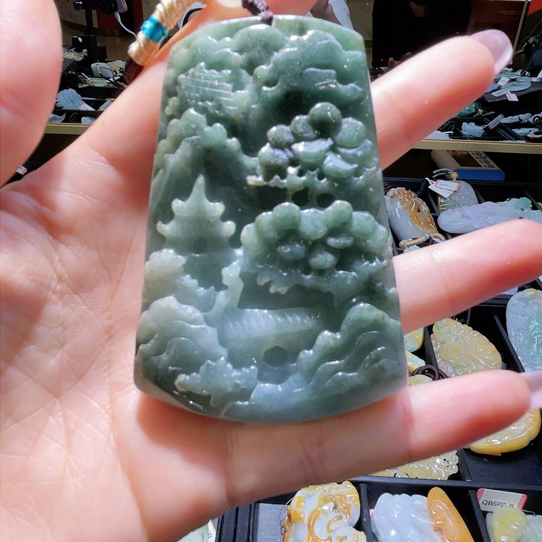 翡翠未镶嵌颈饰一个