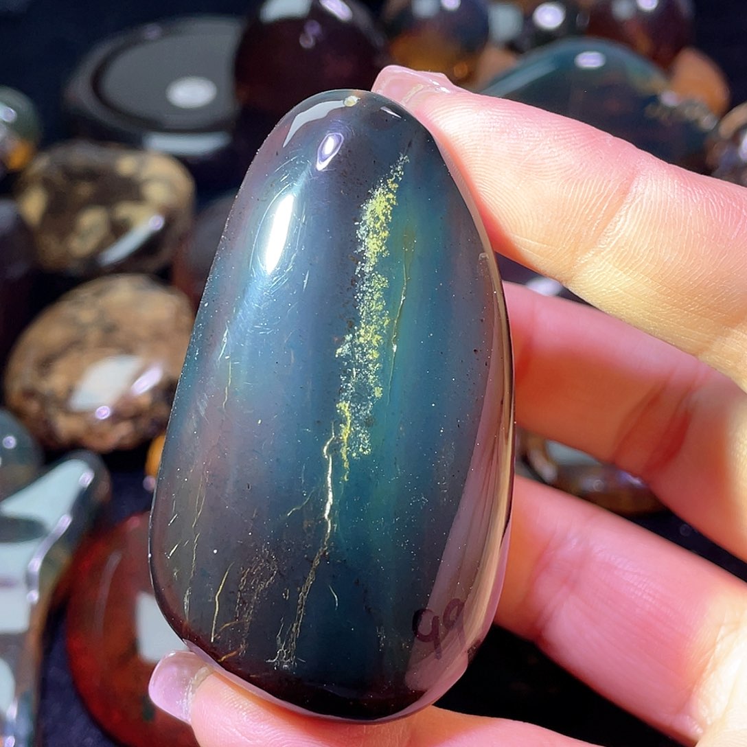 琥珀裸石未镶嵌。