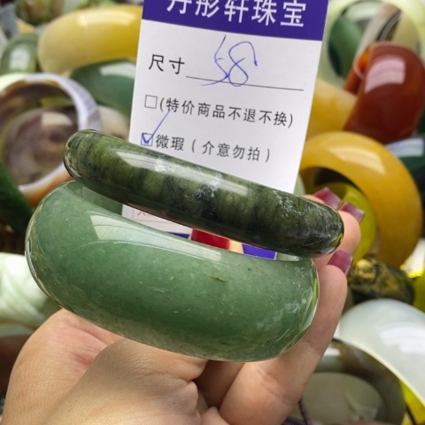 蛇纹石玉手镯未镶嵌