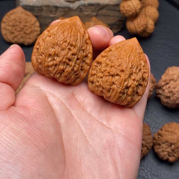 桃核把件尺寸34蛇王一抹红