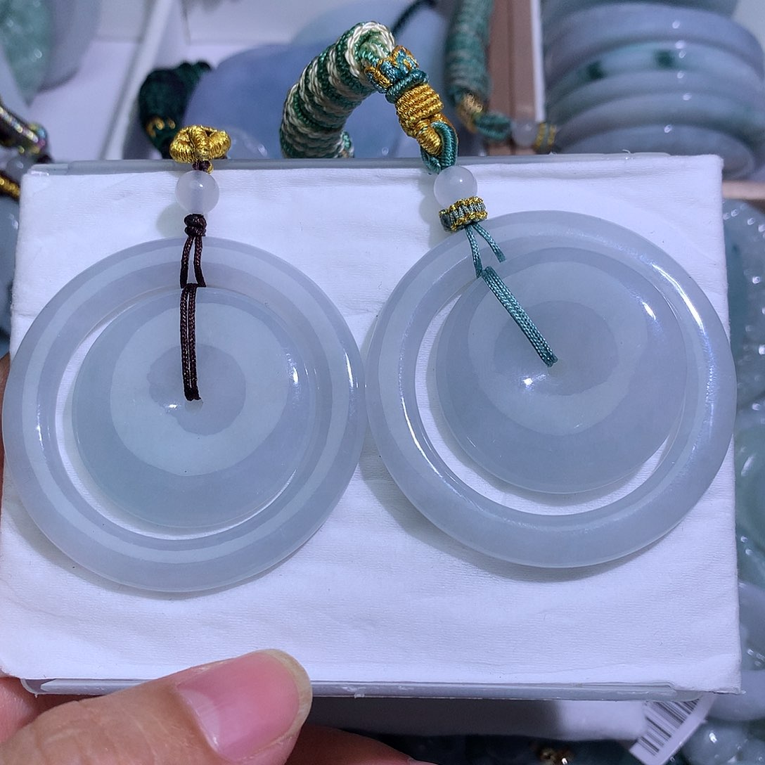 朱***其翡翠未镶嵌颈饰2208。