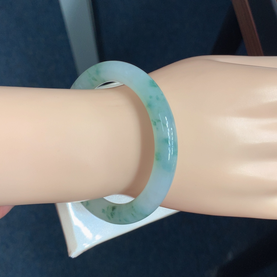 翡翠手镯（圆镯）未镶嵌翡翠