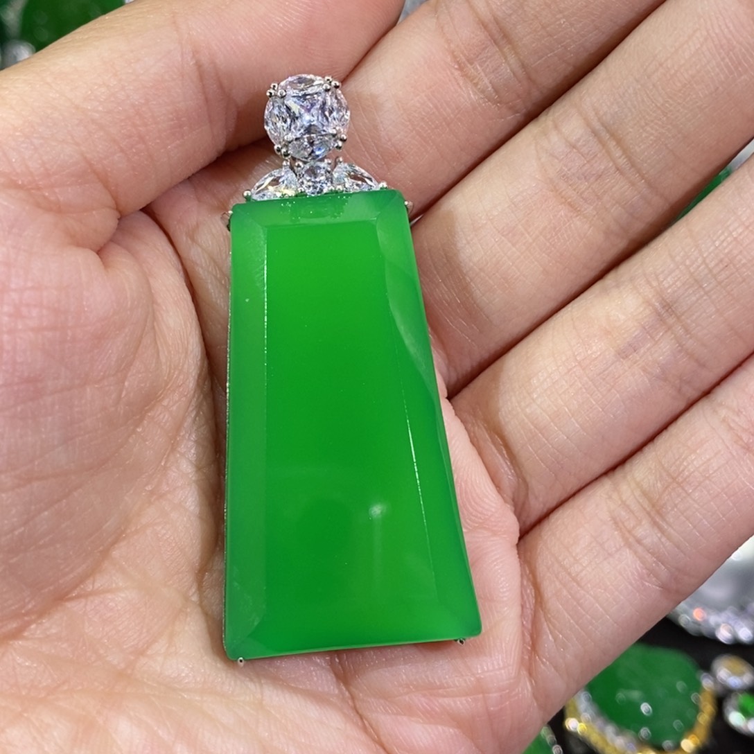 玛瑙/玉髓颈饰未镶嵌世****?