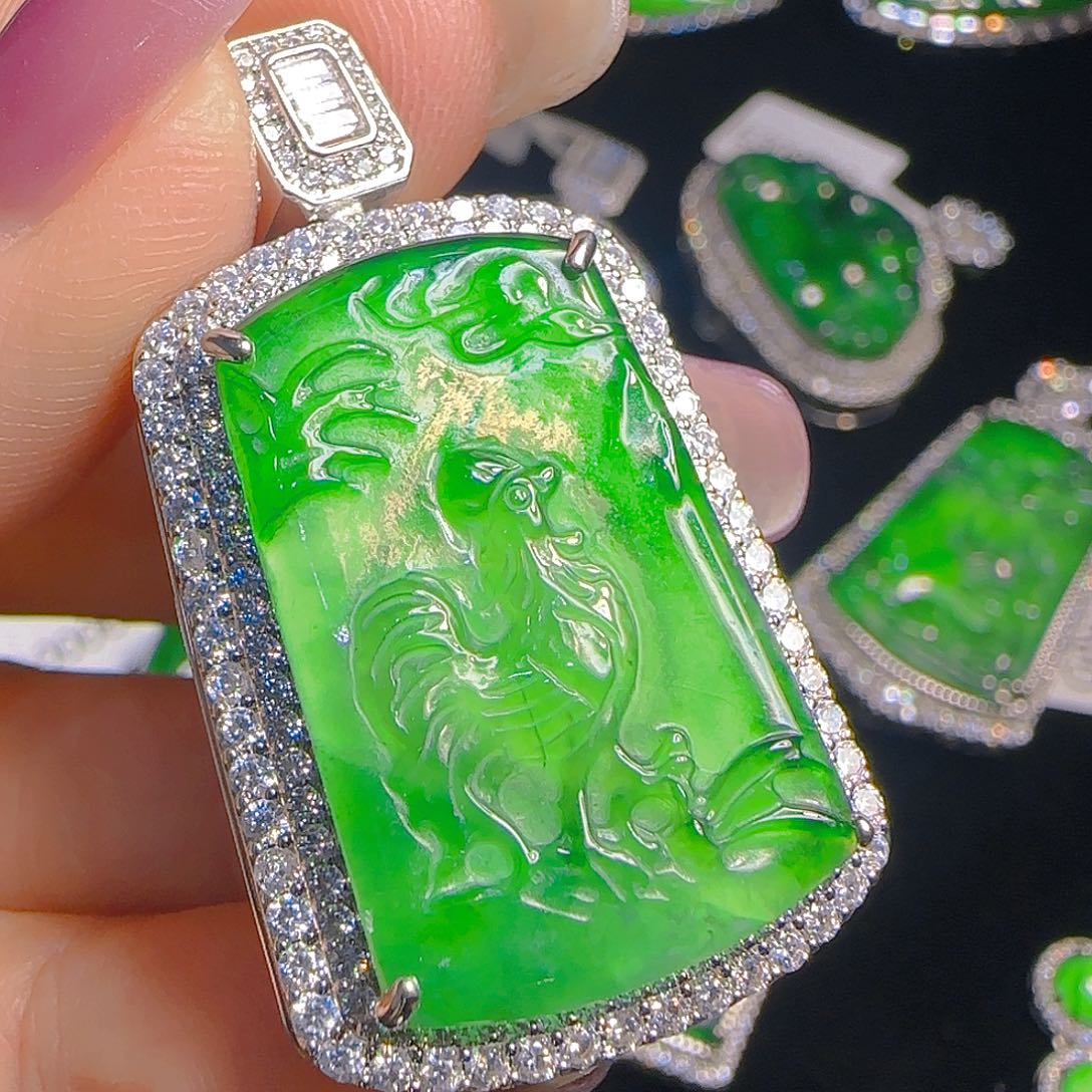 翡翠吊坠(赠链)未镶嵌