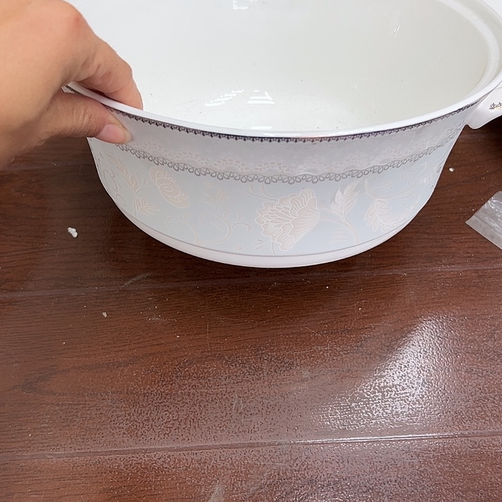 搪瓷瑕疵大汤煲没有盖子