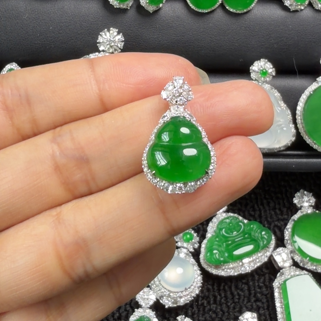 翡翠18K金镶嵌颈饰吊坠