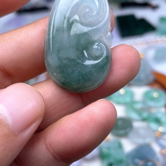 翡翠未镶嵌颈饰翡翠冰飘花如意