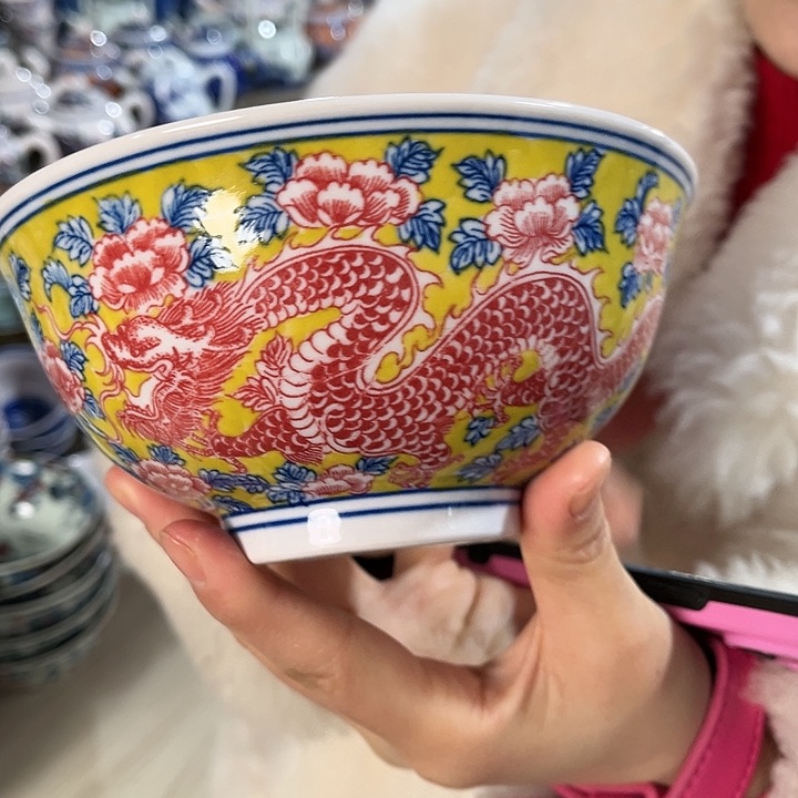 瓷片///////直径15厘米。红。