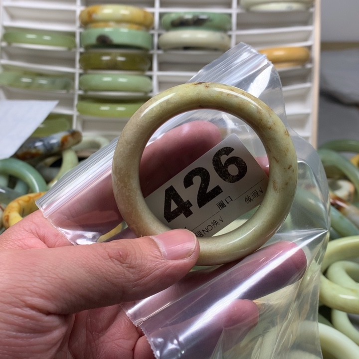 蛇纹石玉手镯未镶嵌l***k