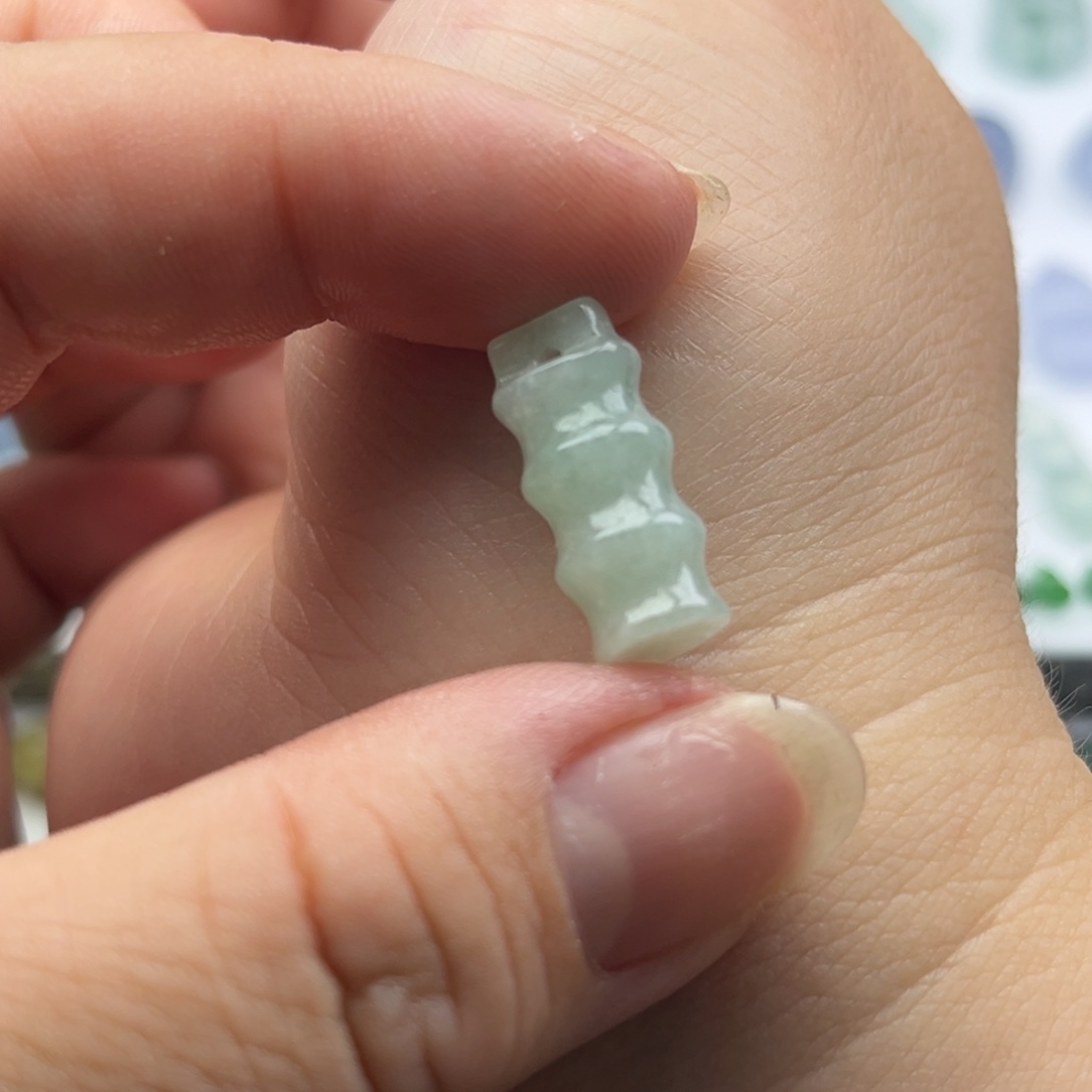 翡翠未镶嵌颈饰竹节