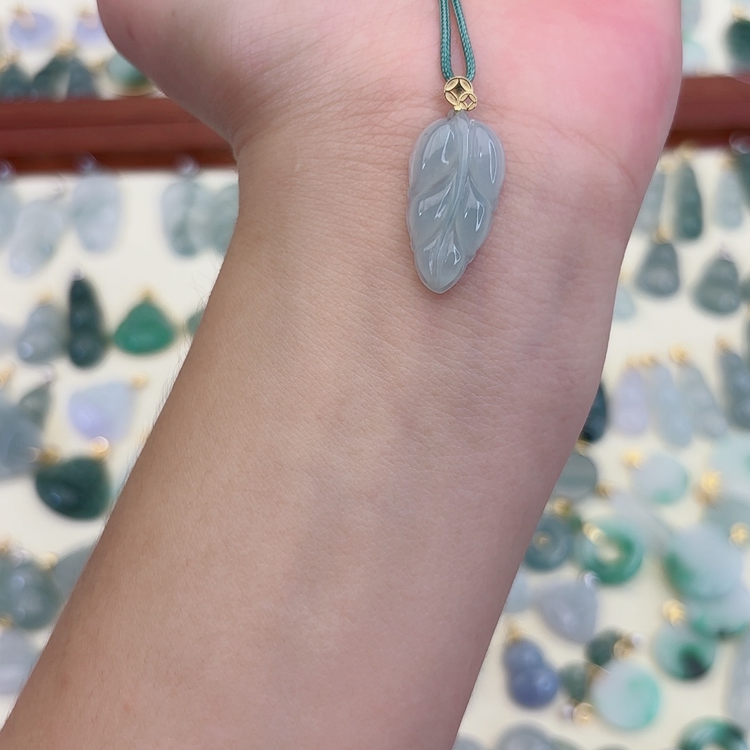 翡翠18K金镶嵌颈饰叶子