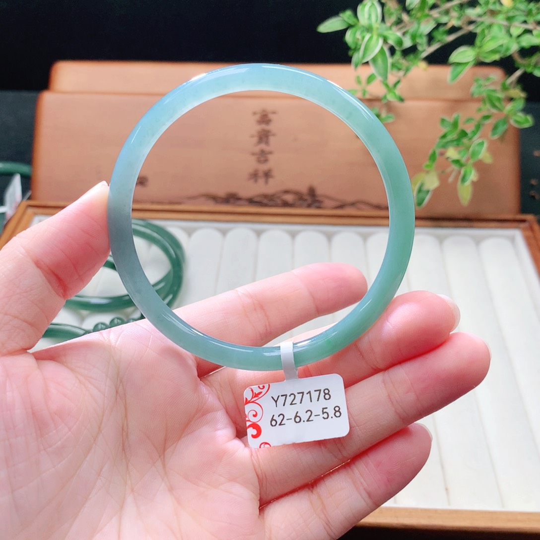 未镶嵌手镯（圆镯）翡翠