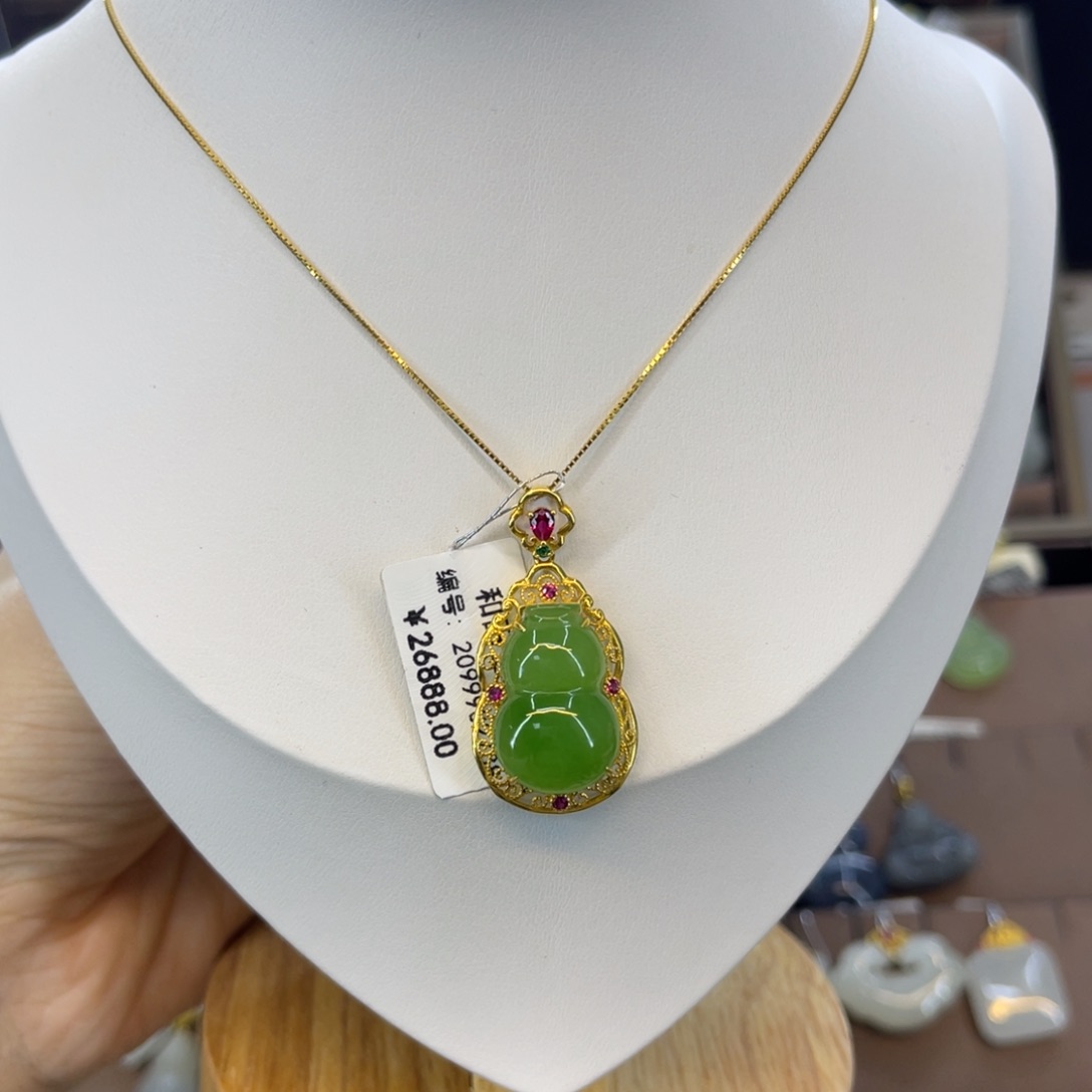 和田玉吊坠18K金镶嵌