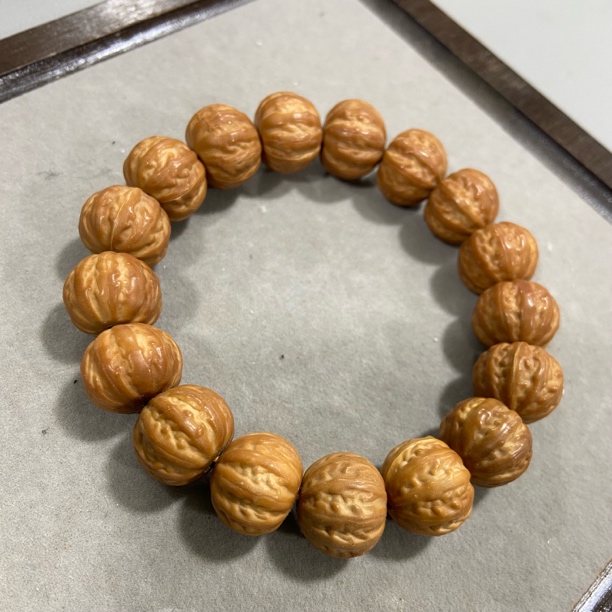 W723 京八棱猴头雕刻单圈手串
