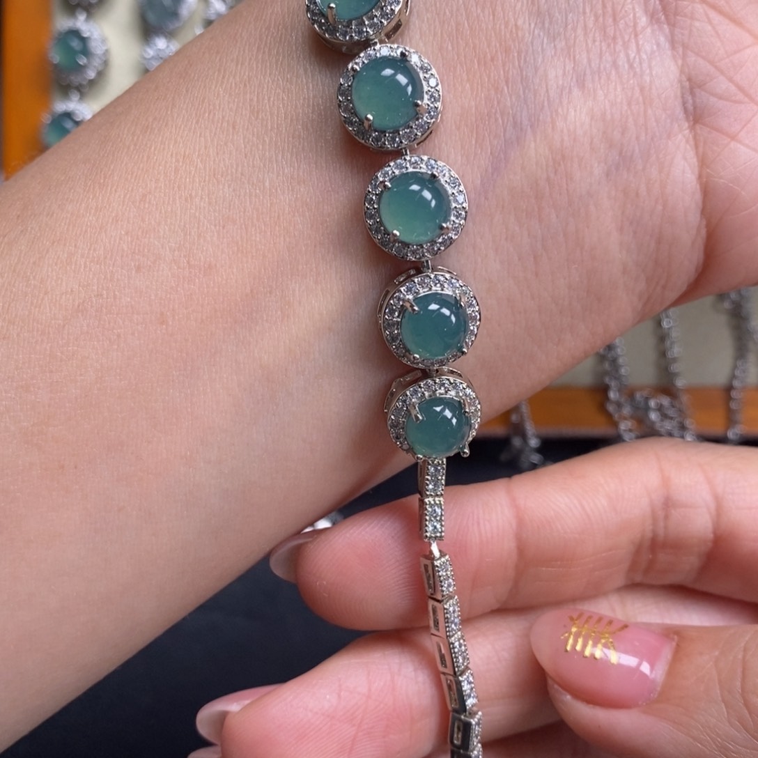 翡翠颈饰未镶嵌翡翠