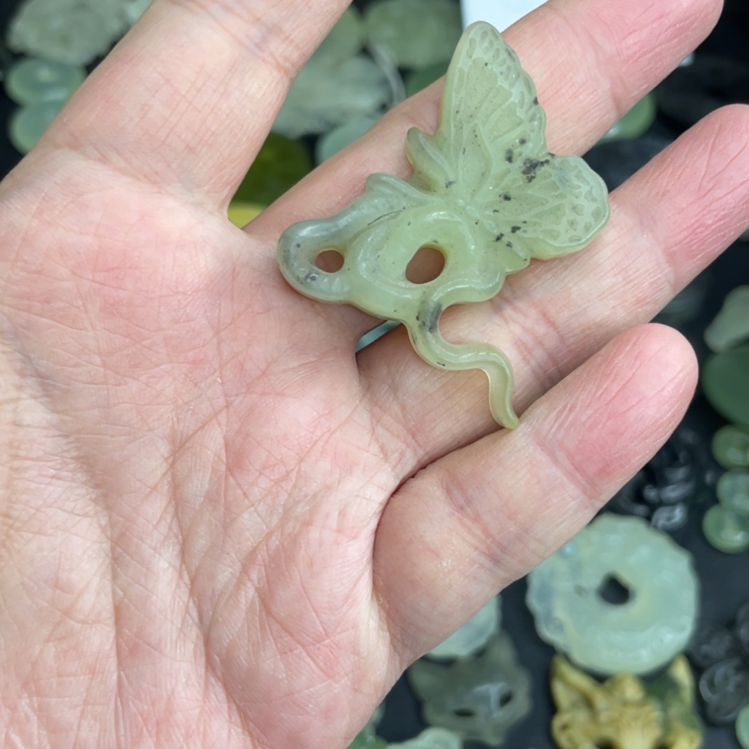 岫玉未镶嵌颈饰蛇蝶