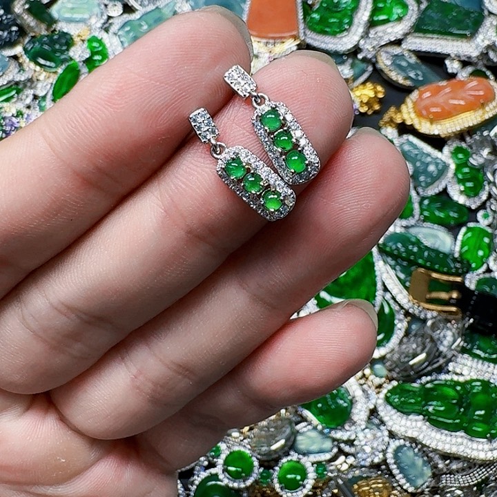 翡翠颈饰未镶嵌天然A翡翠放漏