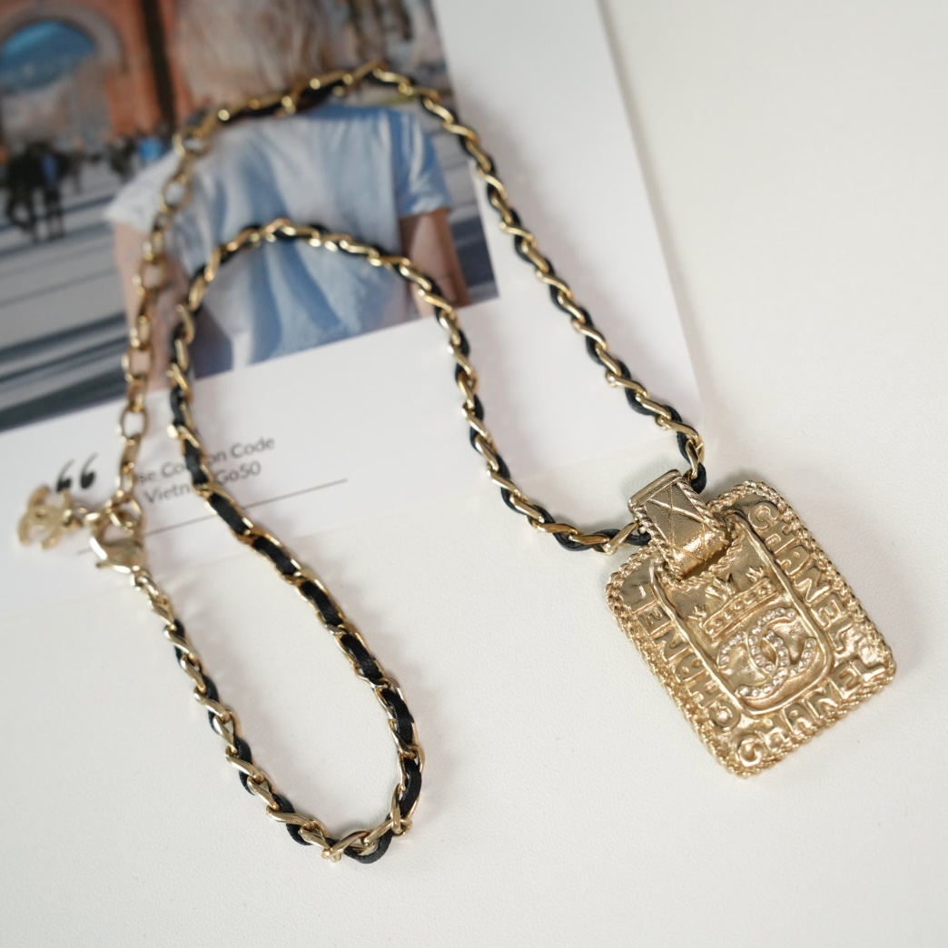 Chanel 浮雕吊坠皮穿项链