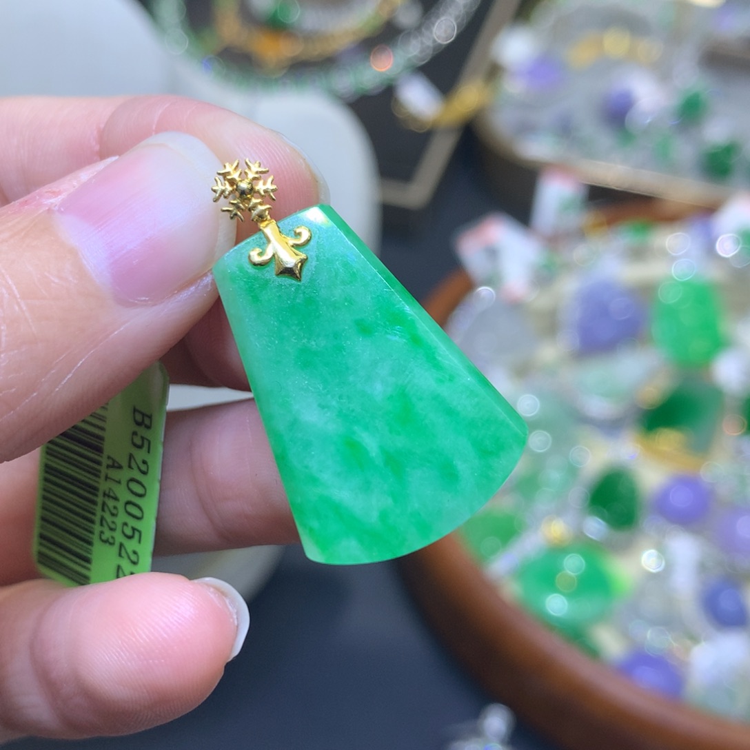 颈饰18K金镶嵌翡翠