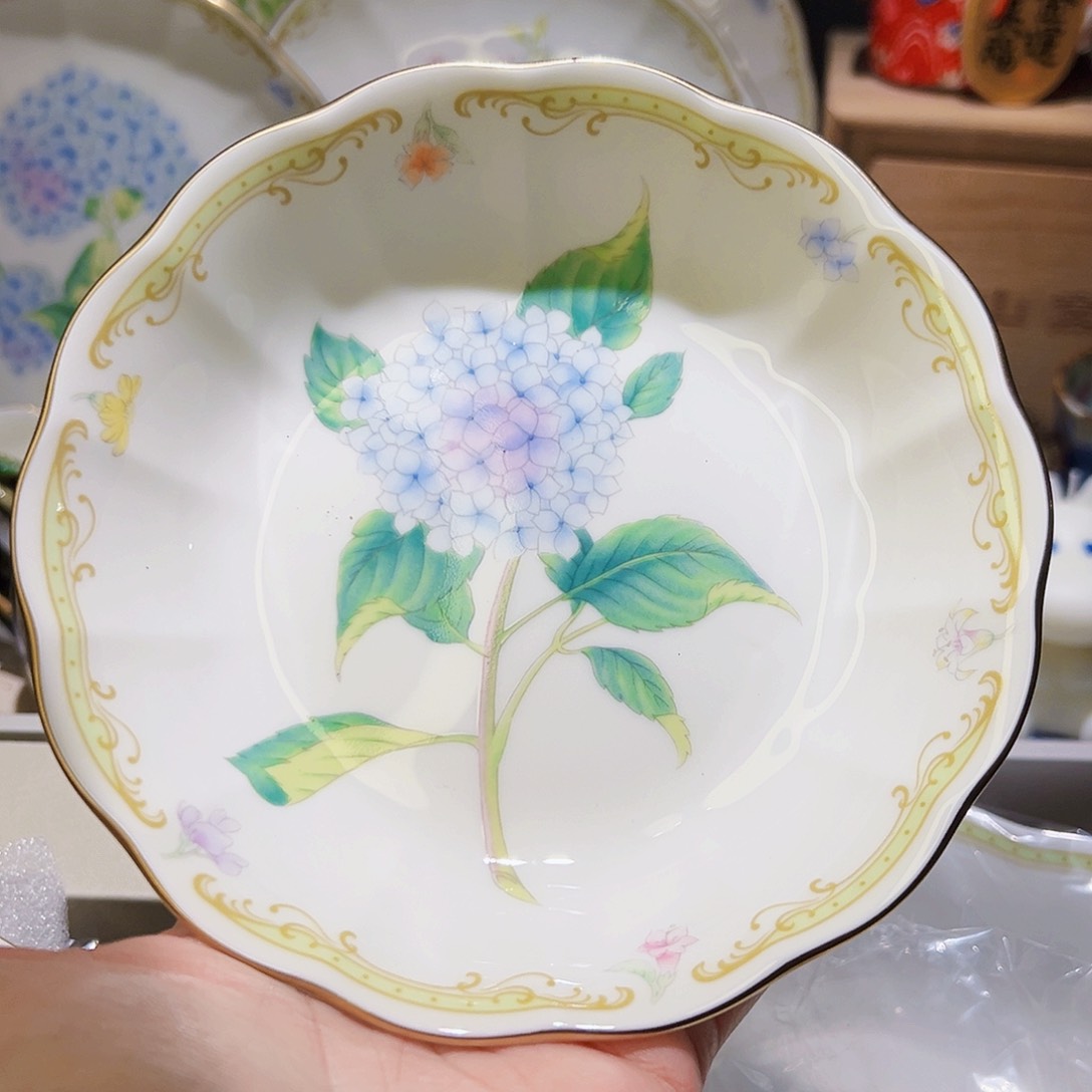 咖啡杯和茶杯是我们学校一块