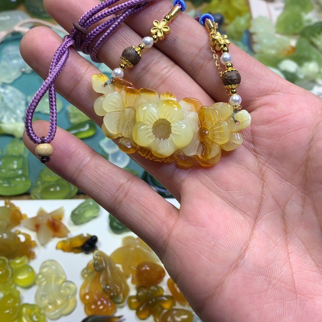 岫玉颈饰未镶嵌花花