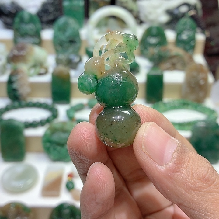 独山玉未镶嵌颈饰葫芦