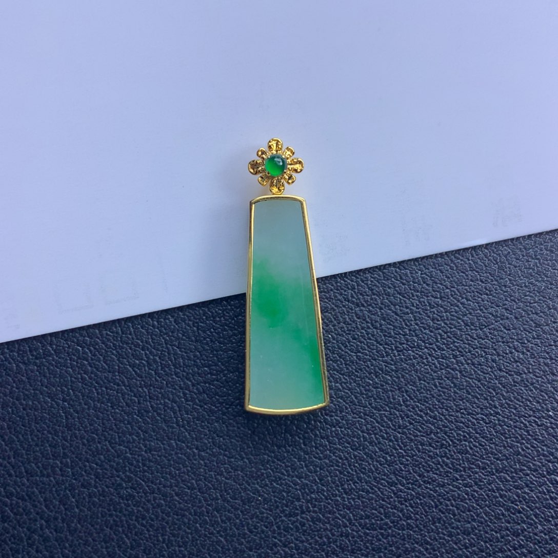 翡翠颈饰未镶嵌无事牌