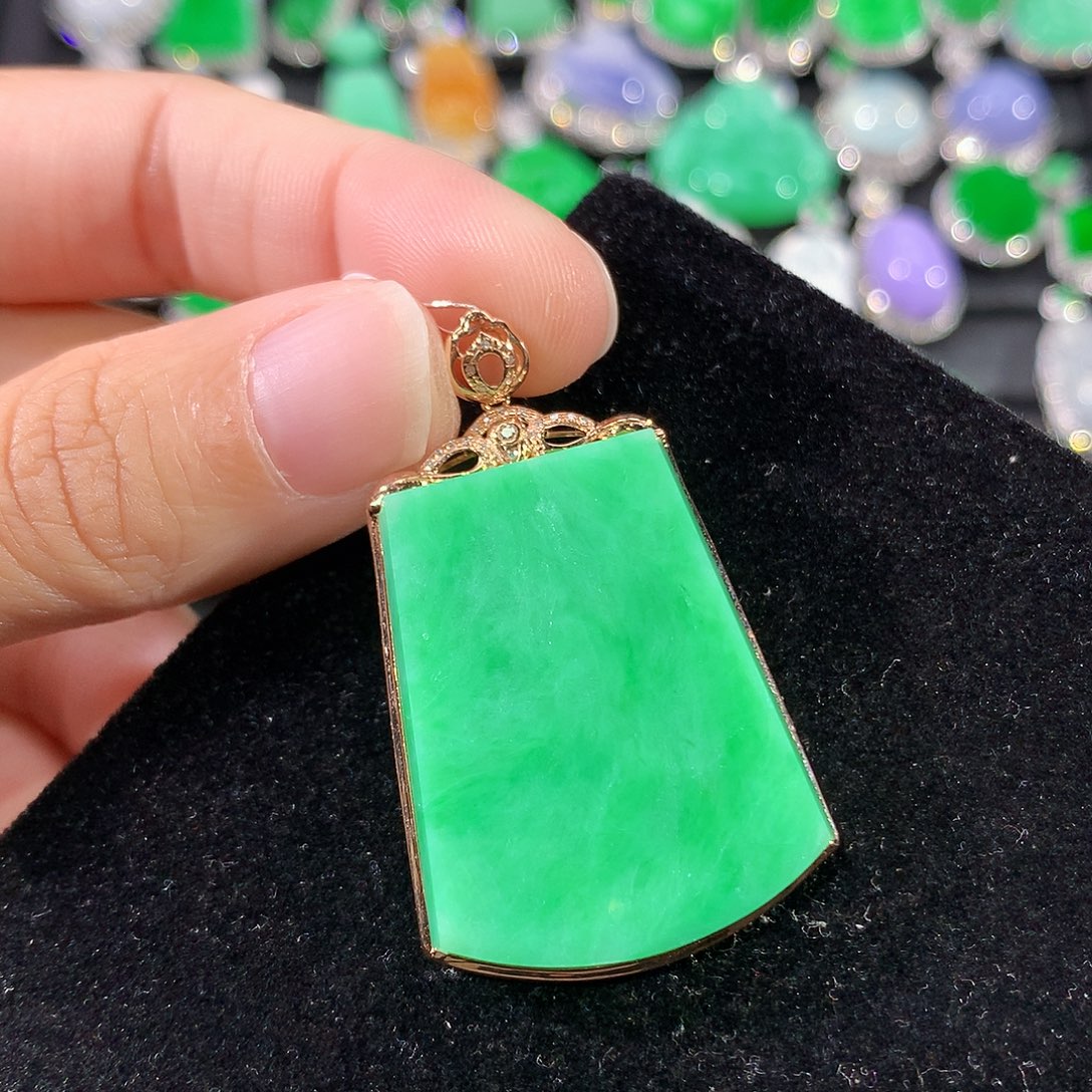 翡翠18K金镶嵌颈饰