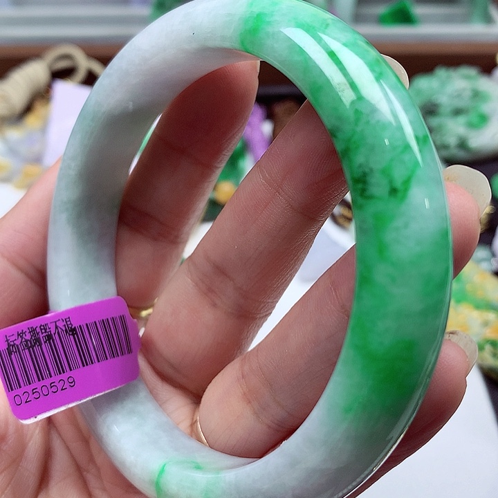 翡翠手镯未镶嵌翡翠