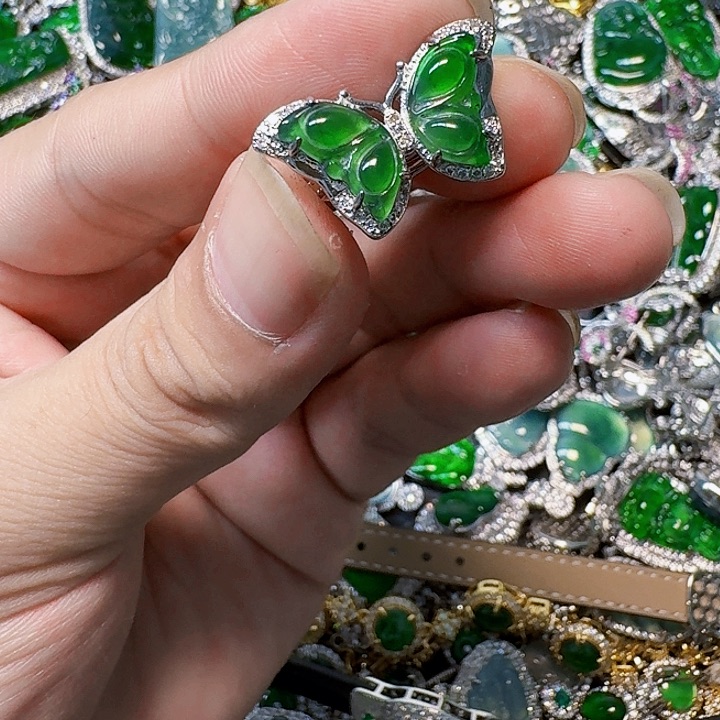 翡翠颈饰未镶嵌天然A货翡翠放漏