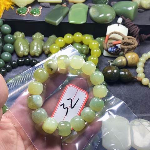 未镶嵌蛇纹石玉颈饰