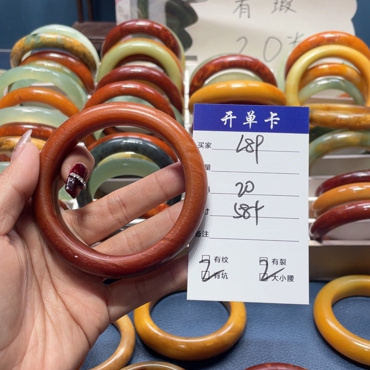 蛇纹石玉手镯未镶嵌小****?