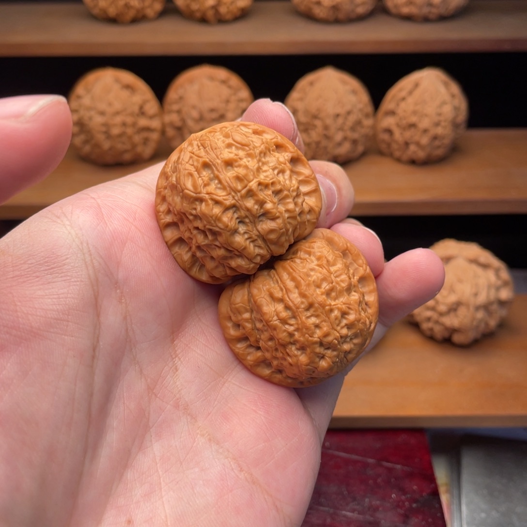 文玩核桃把件36精配粉红皮血麒麟